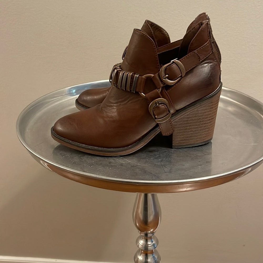 Pierre dumas  size 6.5 good condition